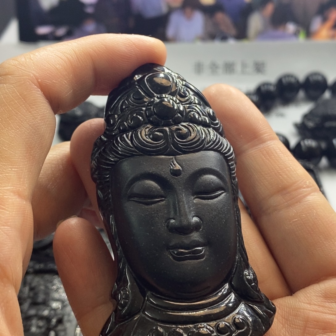 翡翠未镶嵌颈饰观音