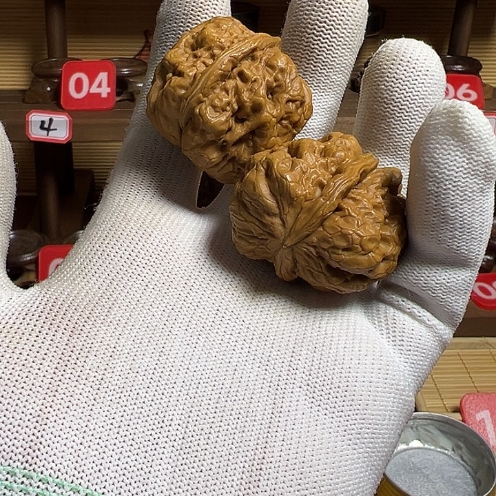 蓝***焰文玩核桃吊坠沙眼