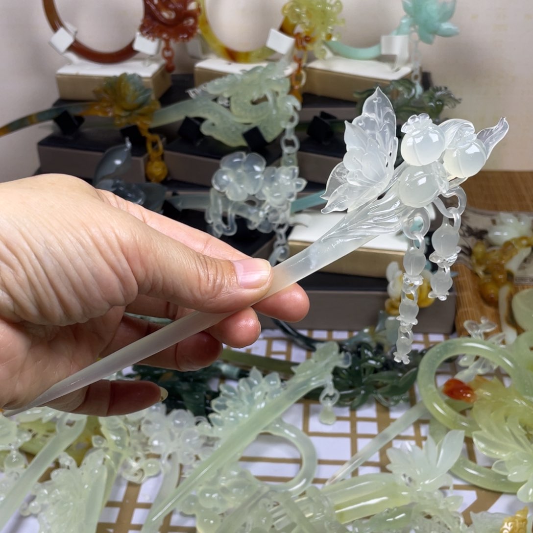 未镶嵌蛇纹石玉发饰蝶****）