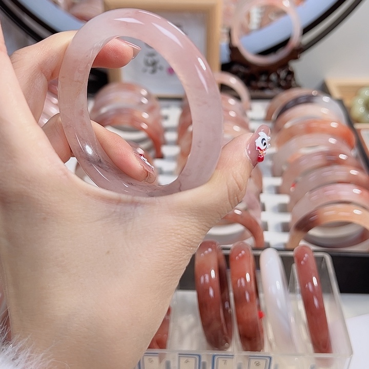 石英质玉手镯未镶嵌秦*女