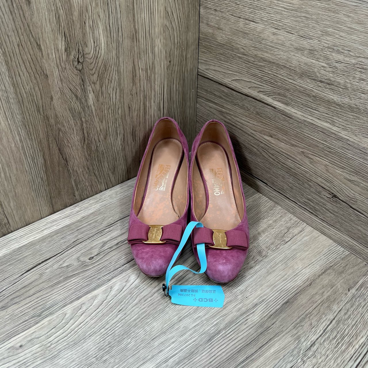 Ferragamo 菲拉格慕  粉色丝绒金属logo中跟鞋 37.5码/9新/无配件