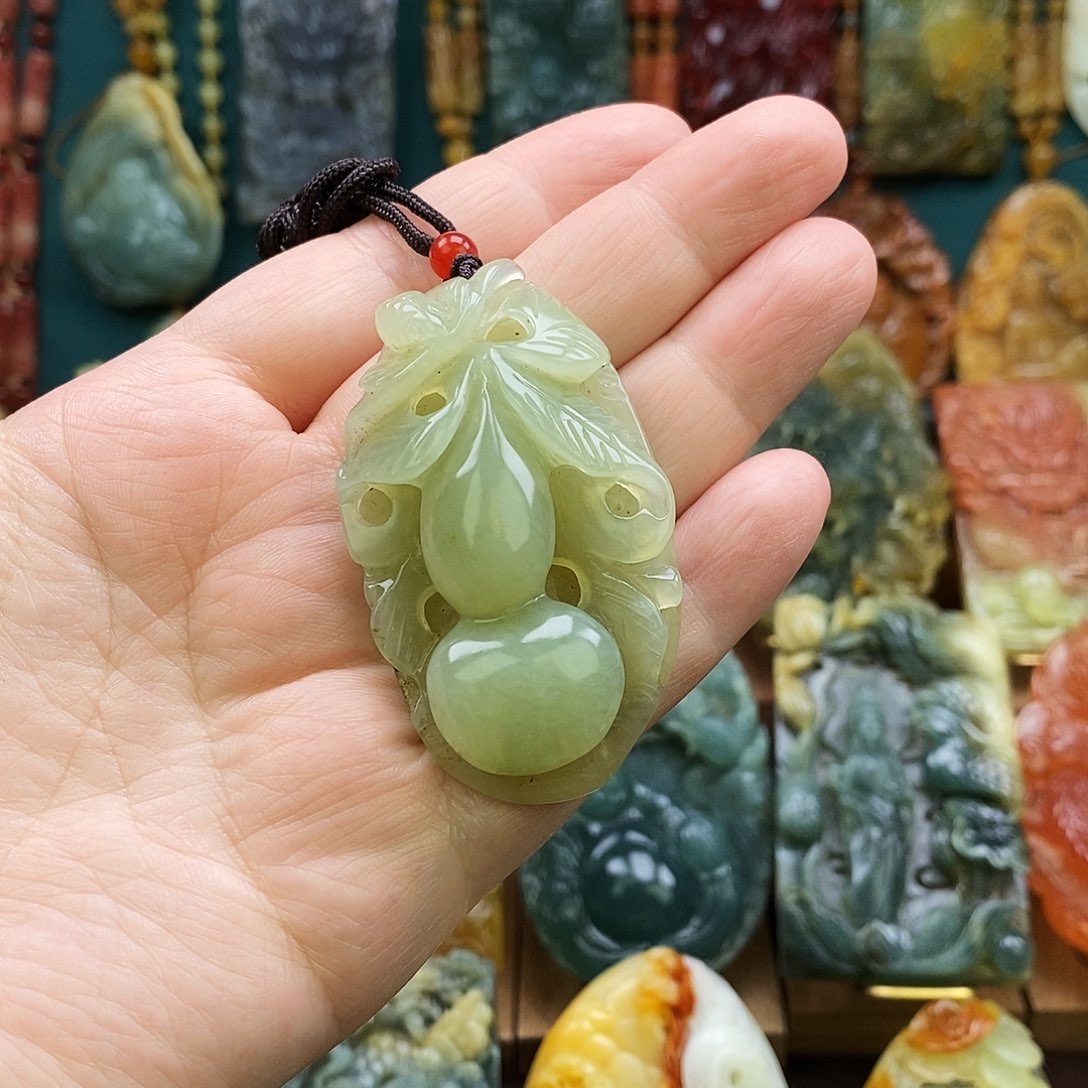 蛇纹石玉未镶嵌颈饰福利葫芦吊坠