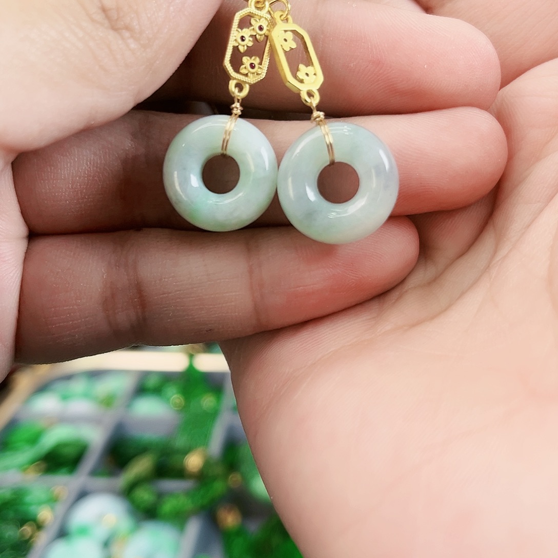 翡翠颈饰未镶嵌耳饰