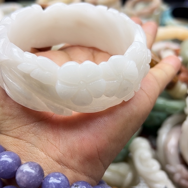 未镶嵌手镯石英岩玉蝎*