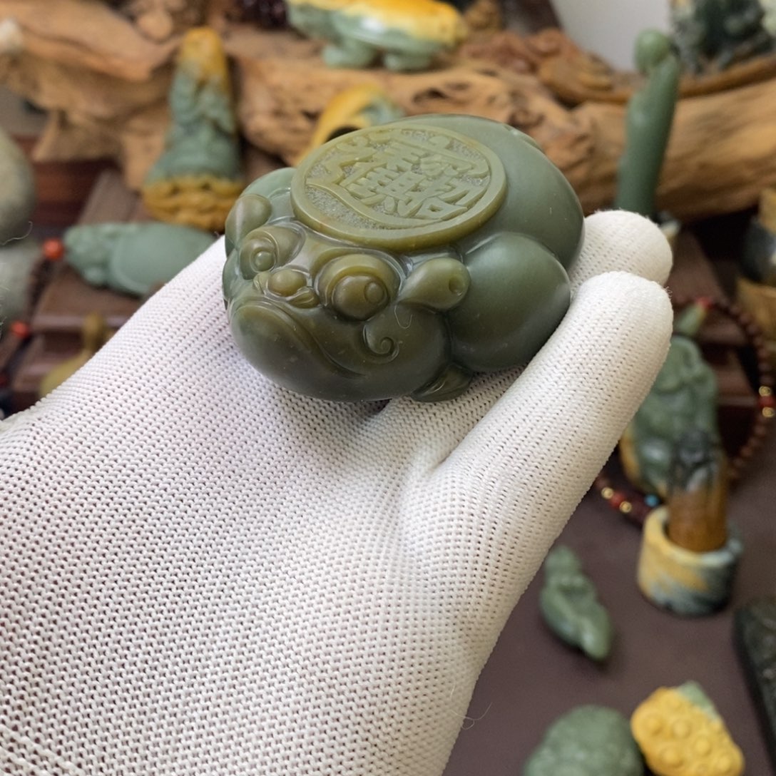 江***南未镶嵌岫岩老玉（透闪石质玉）挂件