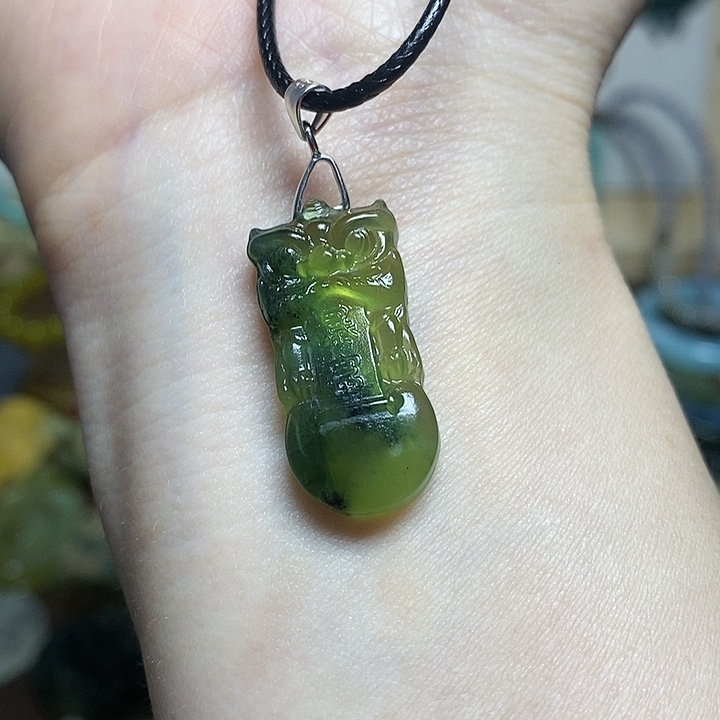 蛇纹石玉吊坠未镶嵌