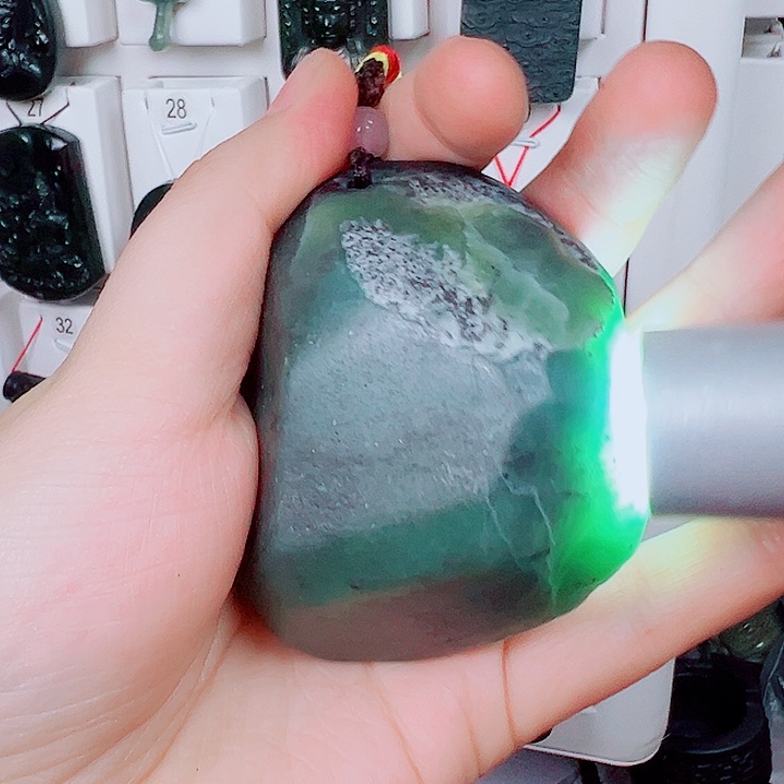 蛇纹石玉未镶嵌颈饰