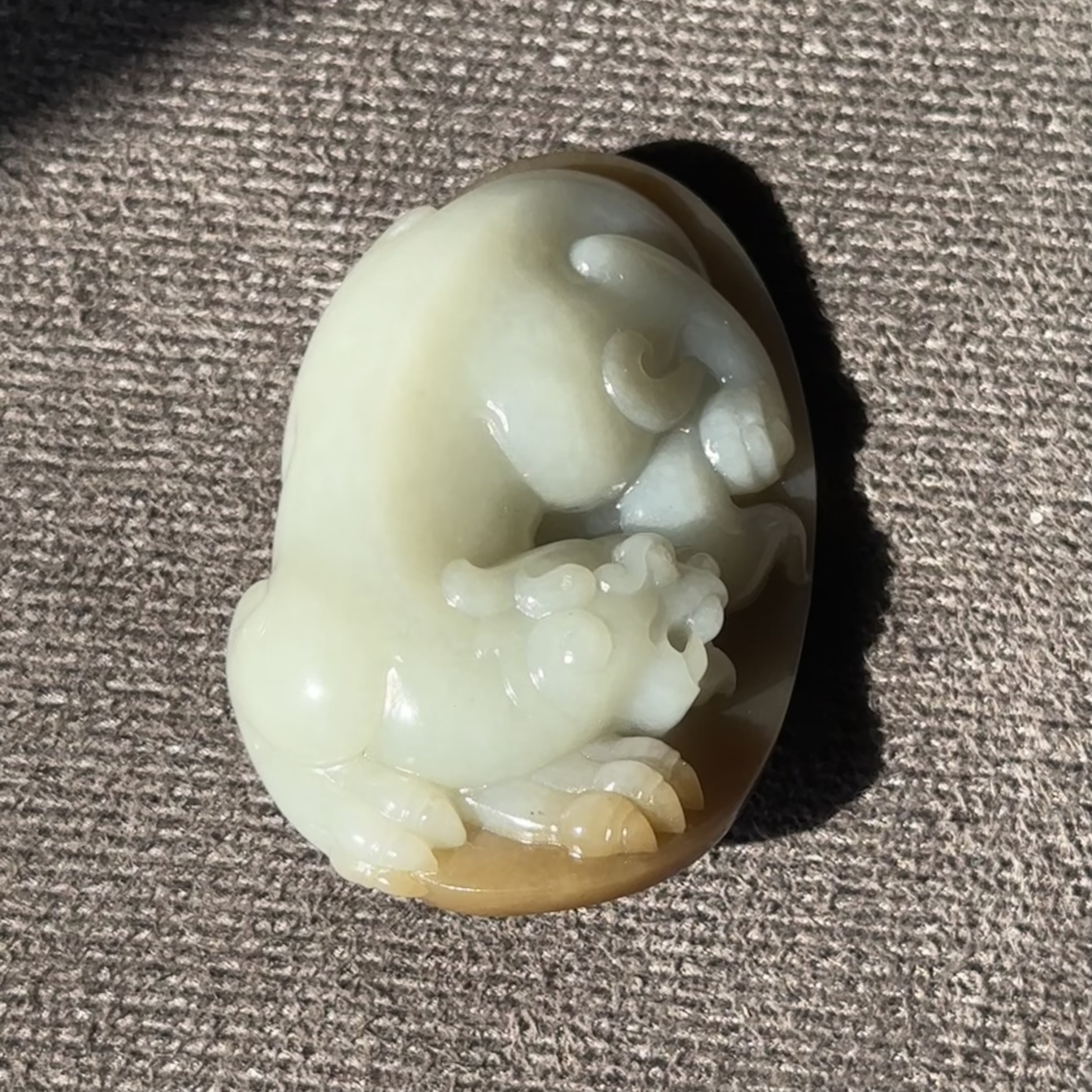 新疆且末料金山糖白猛虎把件细腻油润56克