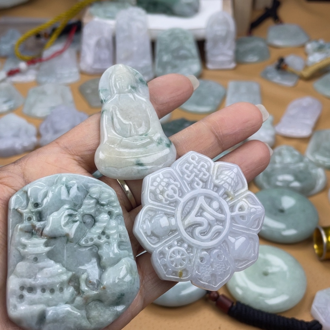 翡翠未镶嵌颈饰翡翠，微瑕