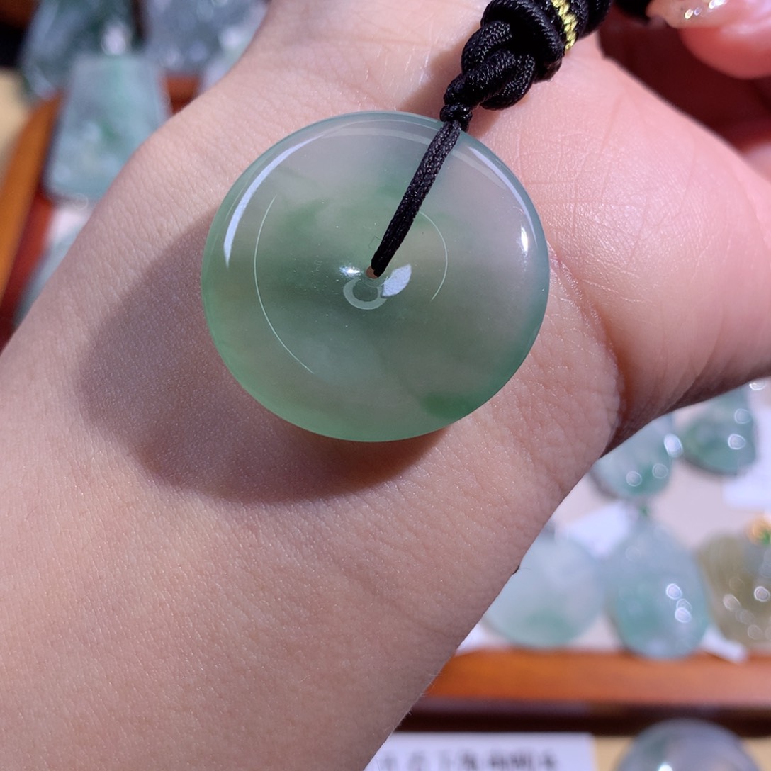 翡翠颈饰未镶嵌冰平安扣