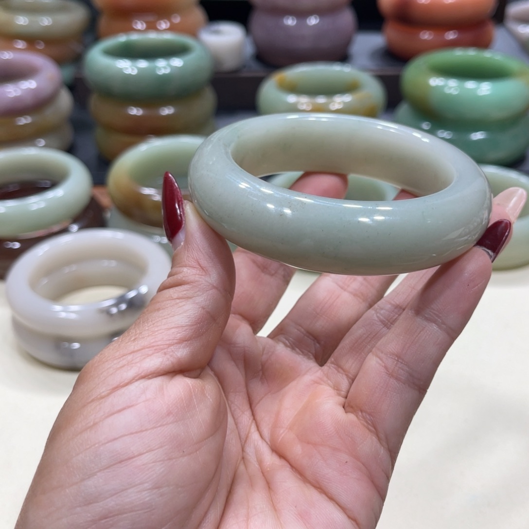 未镶嵌手镯石英岩玉