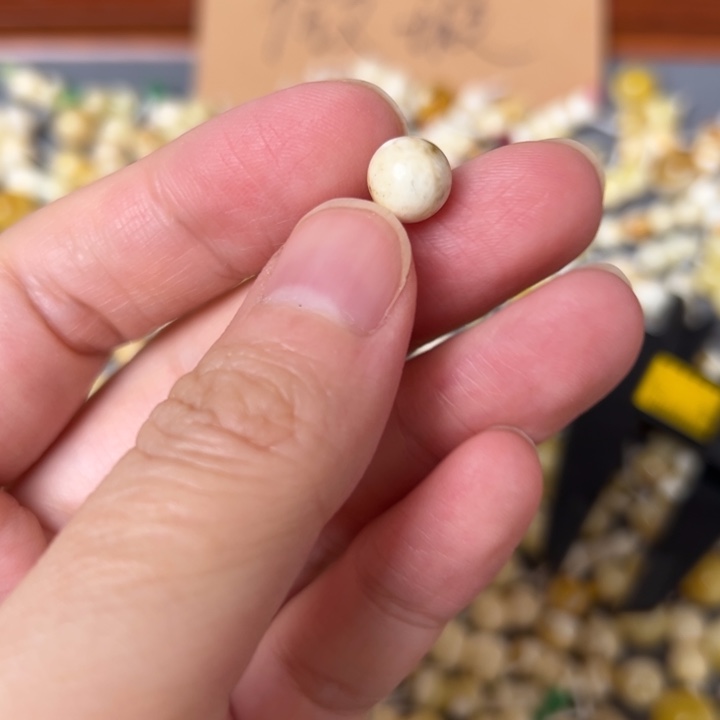 蜜蜡未镶嵌裸石8.1mm一个