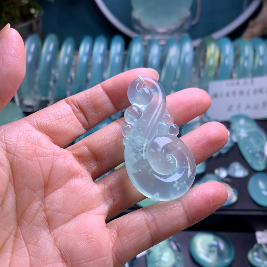 未镶嵌蛇纹石玉吊坠
