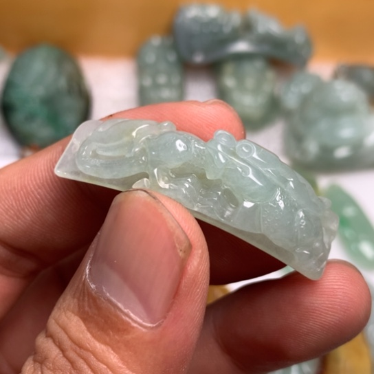 翡翠颈饰未镶嵌?****?翡翠