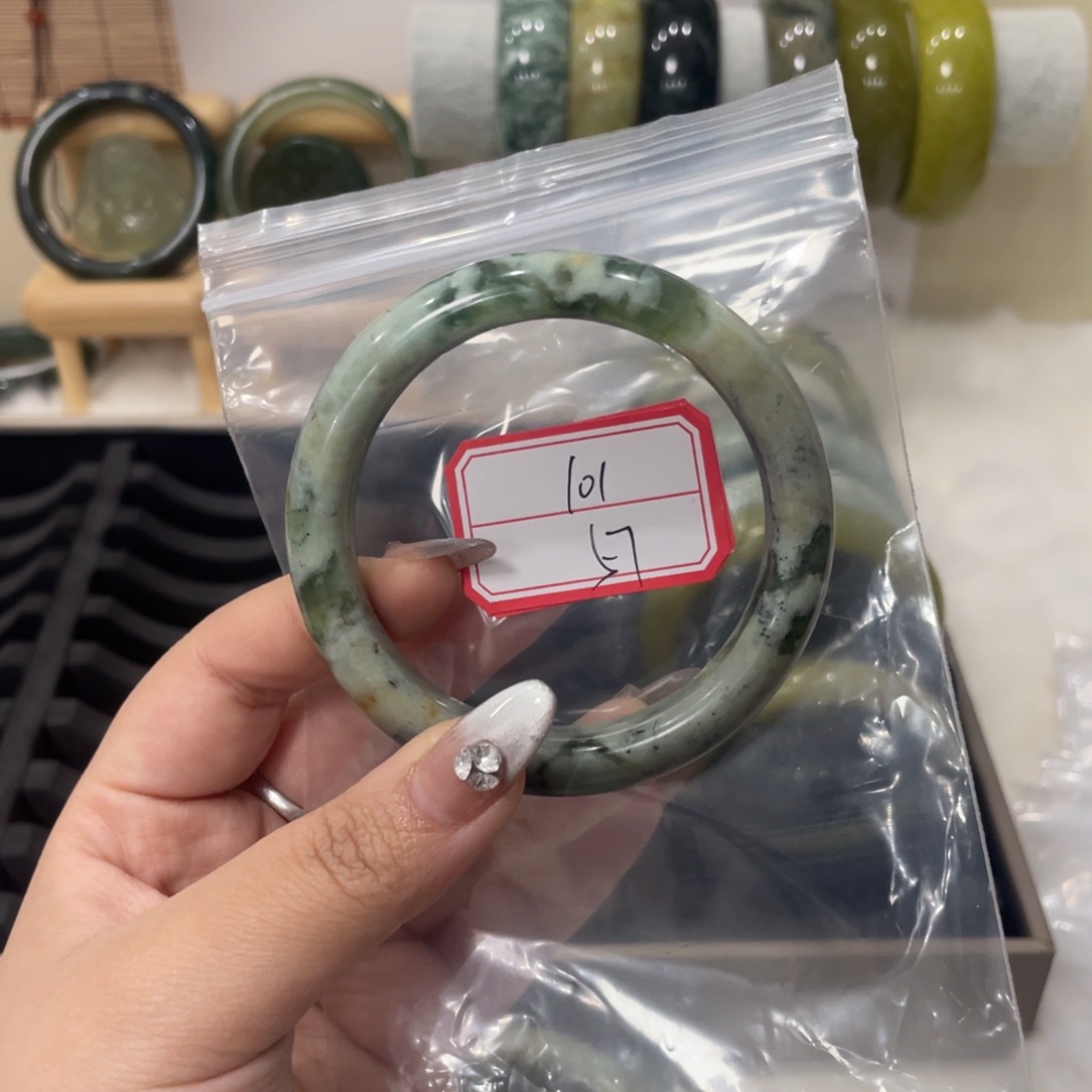 蛇纹石玉手镯未镶嵌