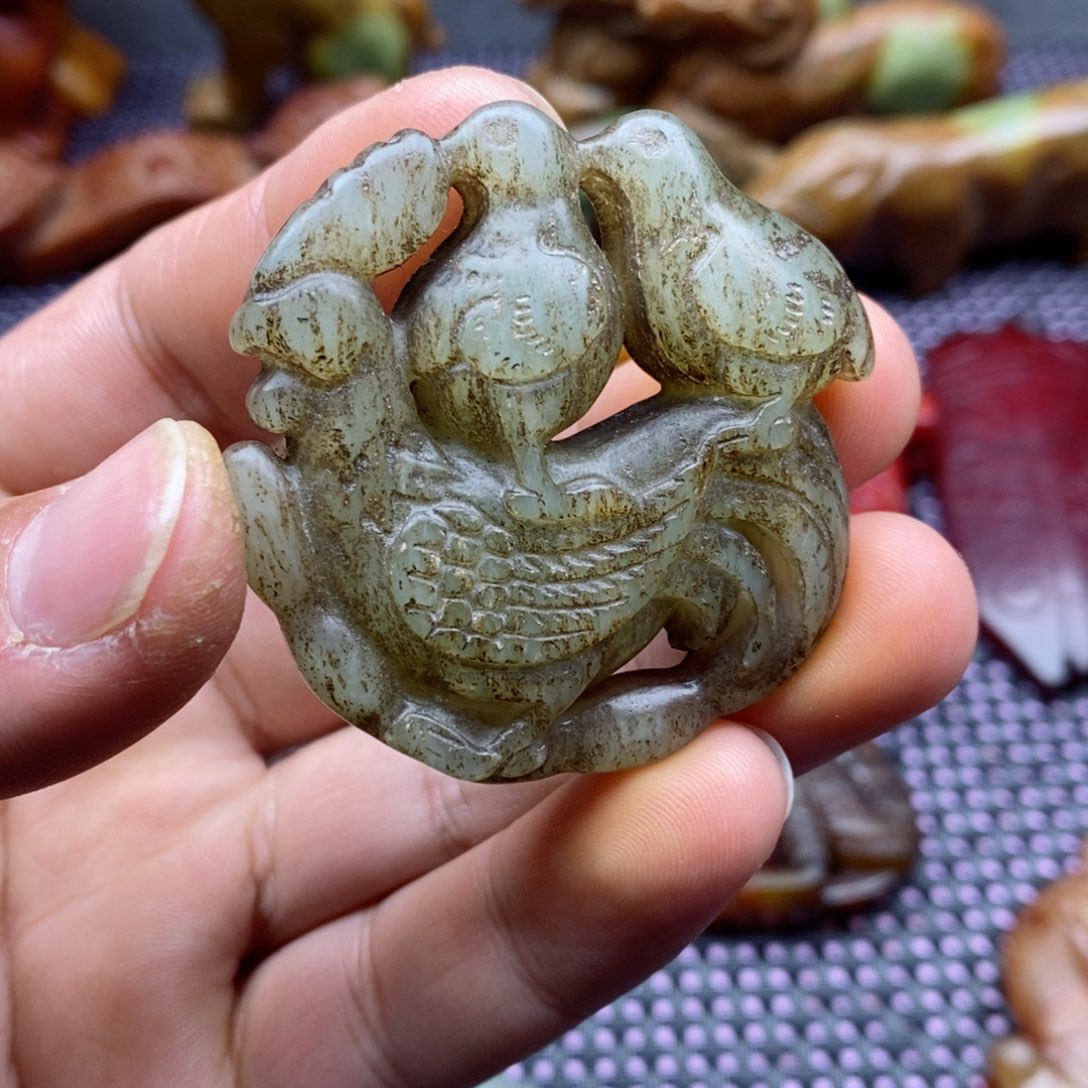 蛇纹石玉颈饰未镶嵌