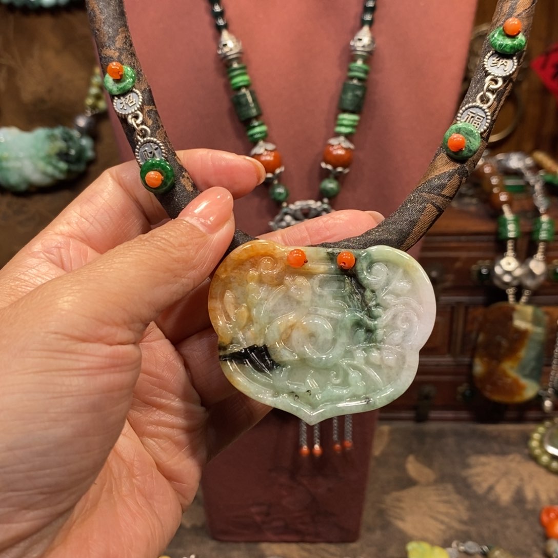 翡翠吊坠(赠链)未镶嵌