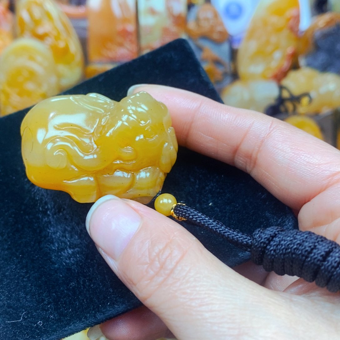 未镶嵌石英质玉（黄龙玉）颈饰