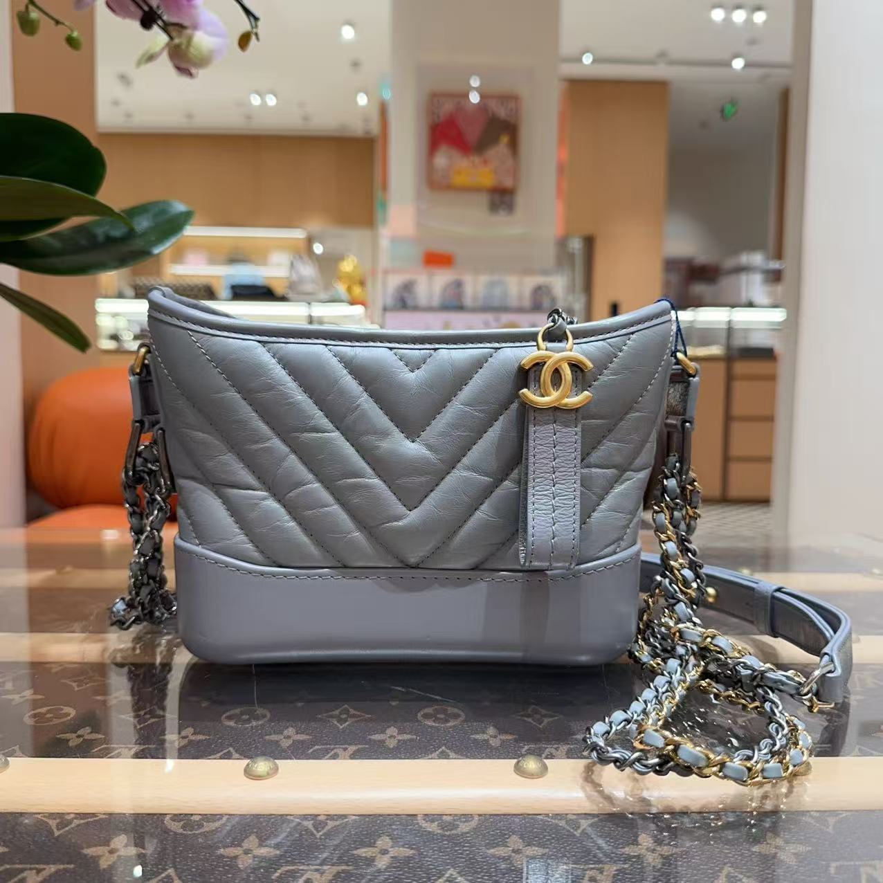 99新 Chanel/香奈儿 灰色金扣V纹小号流浪包 29开