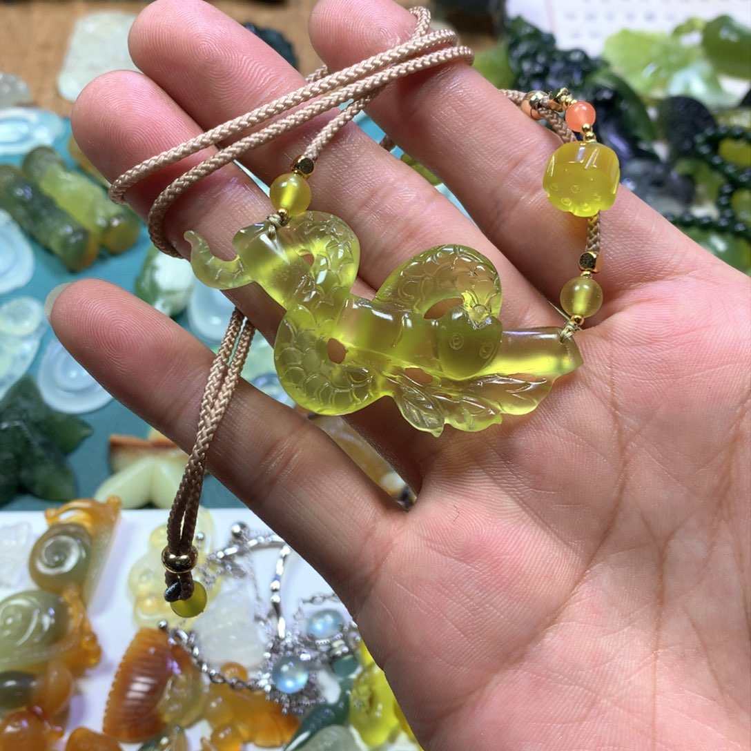 岫玉颈饰未镶嵌蛇