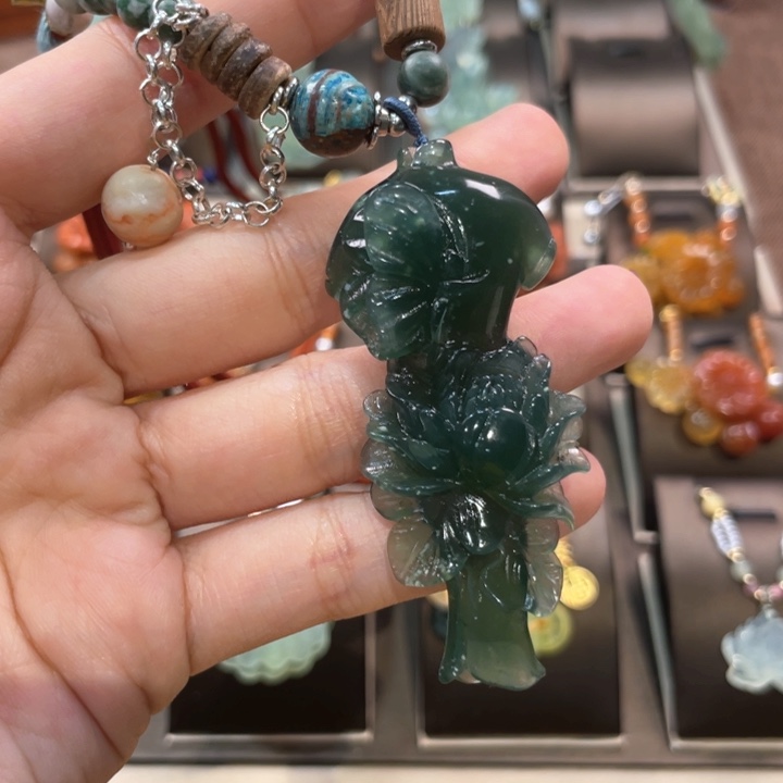 蛇纹石玉颈饰未镶嵌