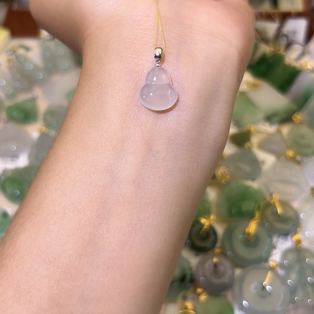 翡翠18K金镶嵌颈饰葫芦