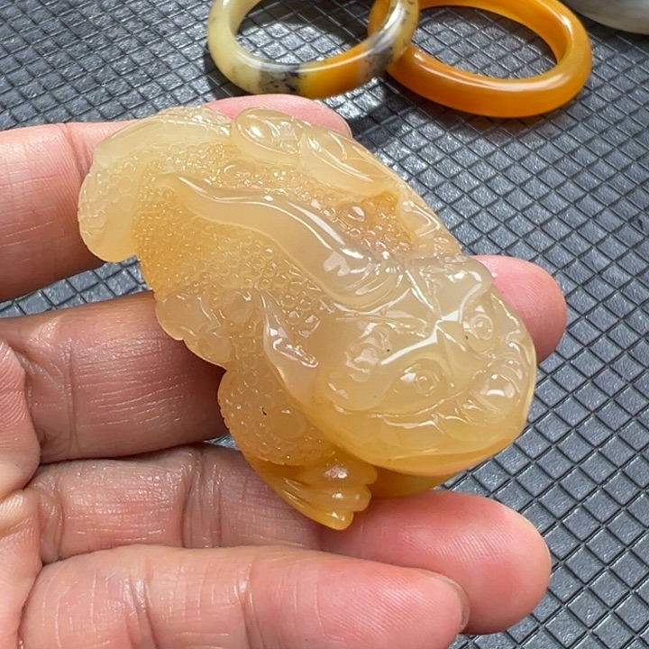 石英质玉（黄龙玉）颈饰未镶嵌