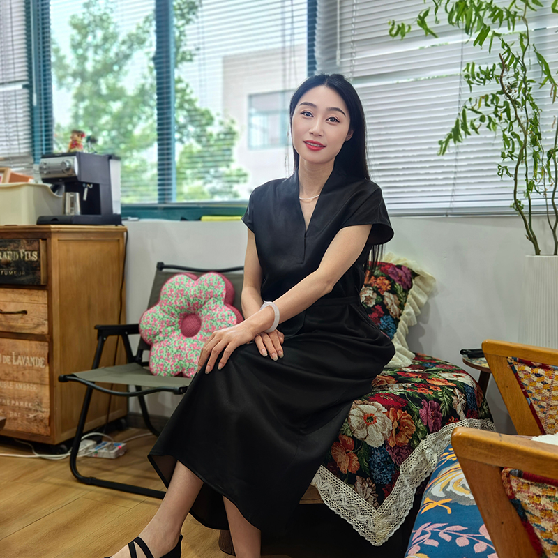 30姆米纯色油皮子香云纱桑蚕丝V领系带后开叉连衣裙252318-1