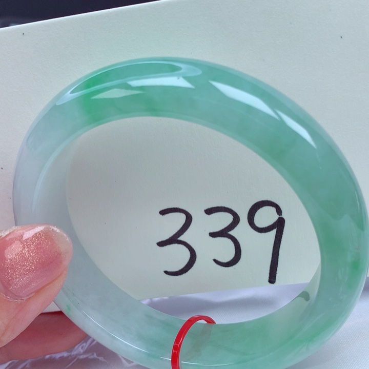 翡翠手镯未镶嵌翡翠