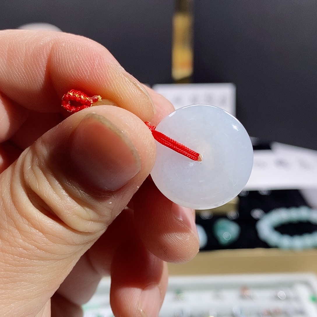 翡翠颈饰未镶嵌平安扣