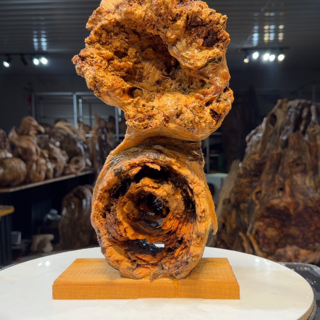 军***亮木王一刀琥珀木摆件29