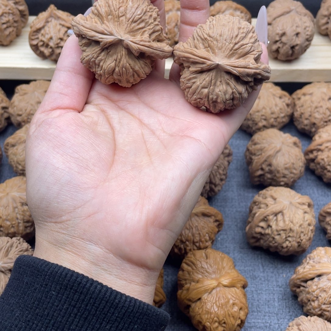 文玩核桃吊坠白狮子45