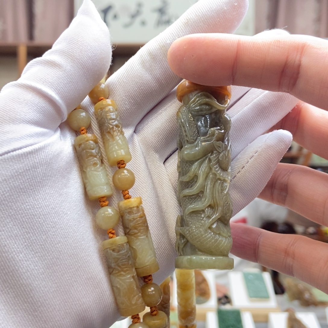 H***鹏透闪石质玉未镶嵌颈饰