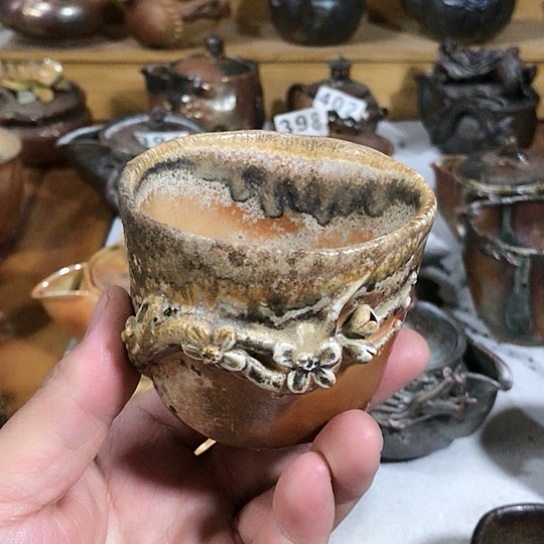 瓷片梅花的杯子中白泥