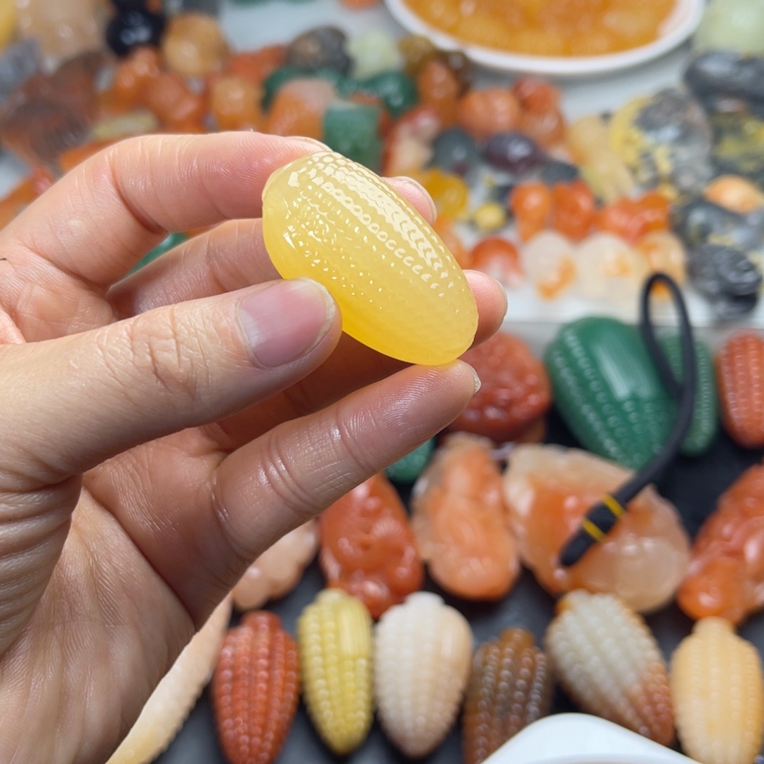 石英质玉（金丝玉）未镶嵌颈饰