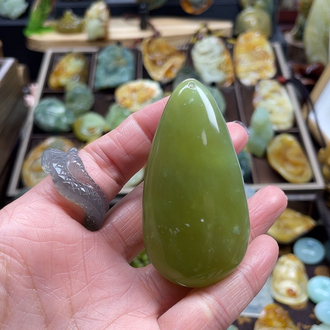 蛇纹石玉颈饰未镶嵌岫玉手玩