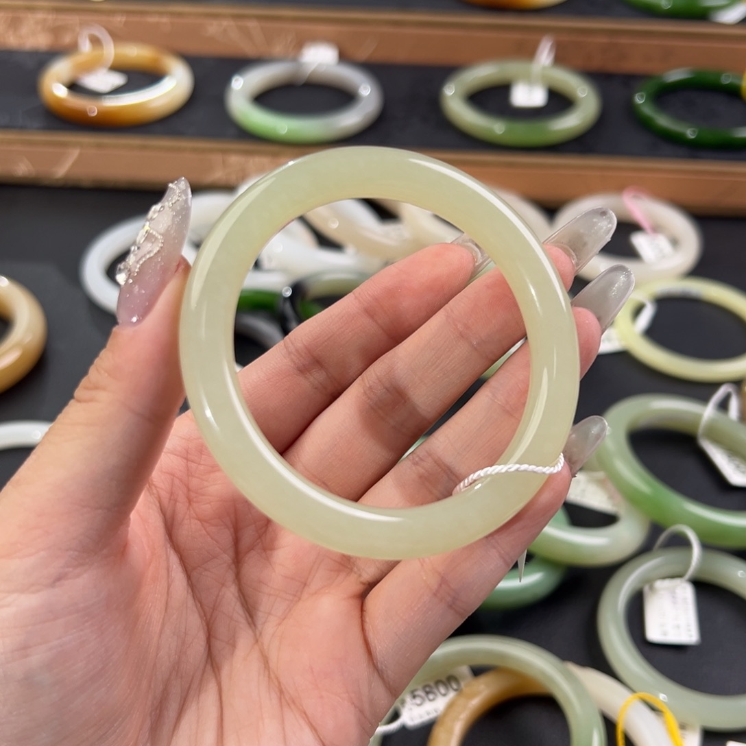 .***和田玉未镶嵌手镯