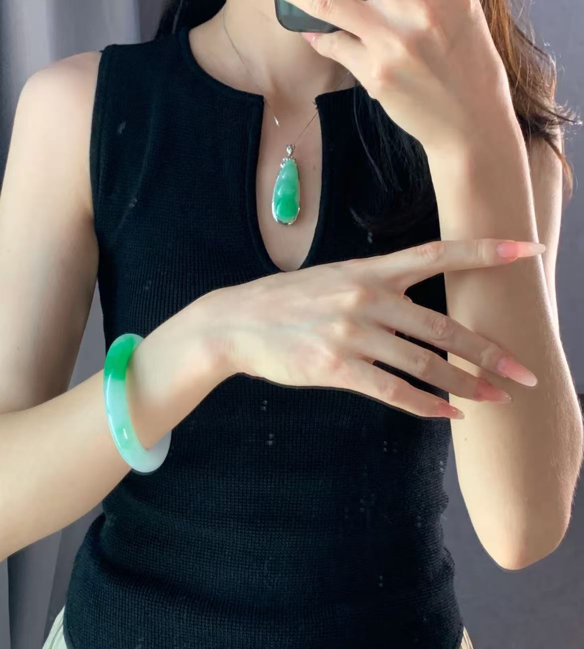   时尚女王高档饰品手镯