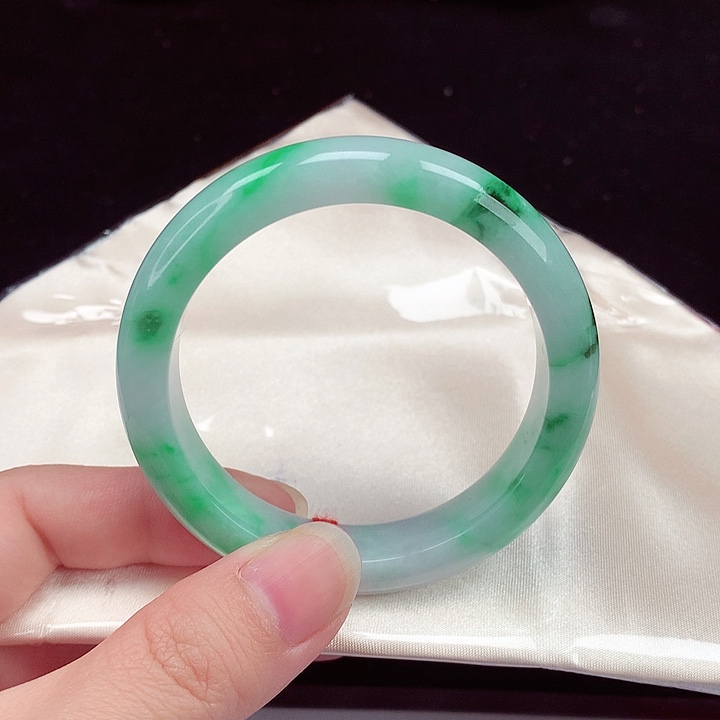 翡翠手镯未镶嵌翡翠