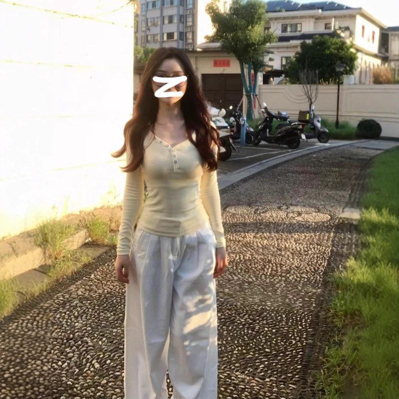 甜辣V领纽扣设计感小众长袖T恤女2025秋季正肩修身显瘦打底衫上