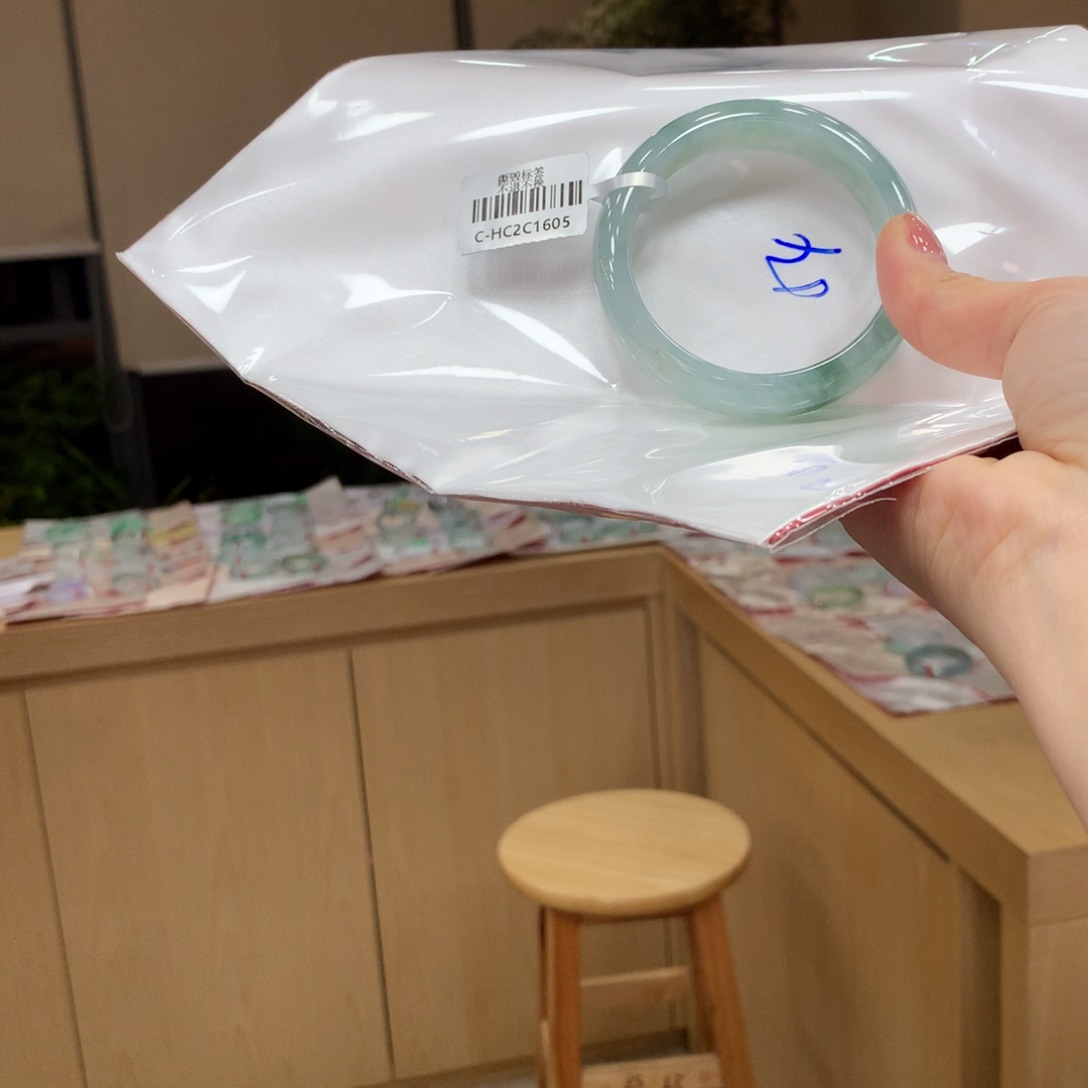 翡翠手镯未镶嵌不退不换