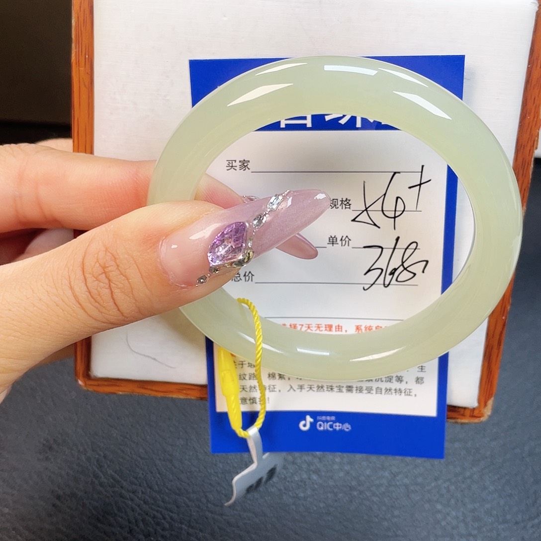 和田玉手镯未镶嵌?*霞