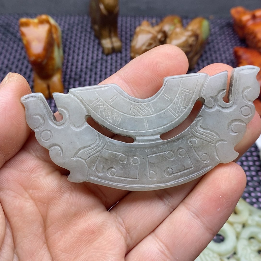 蛇纹石玉颈饰未镶嵌