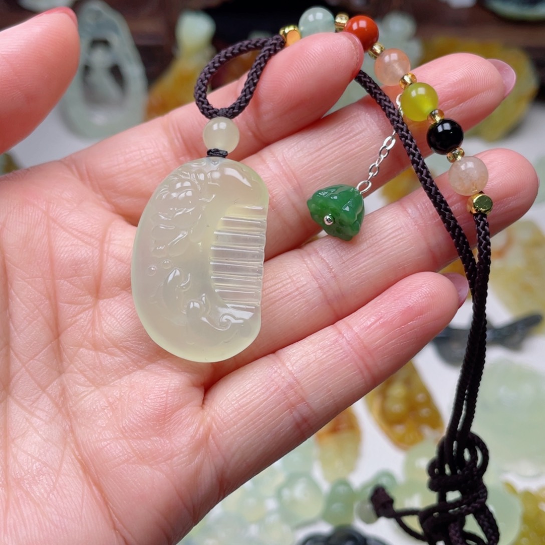 蛇纹石玉颈饰未镶嵌