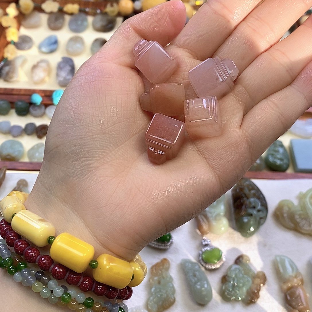 石英质玉合金颈饰