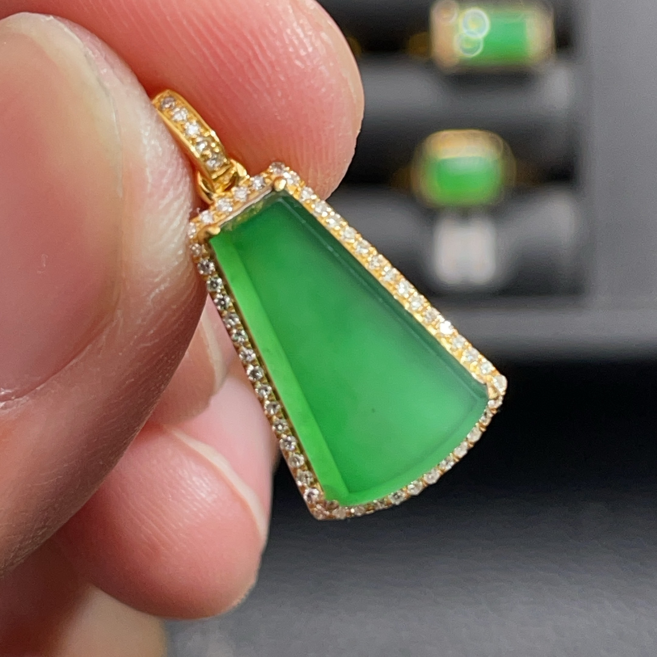 18K金天然翡翠A货-2580无事牌满绿吊坠K黄镶嵌钻石万能扣提溜珠宝