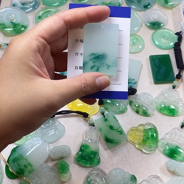 天***勤翡翠未镶嵌颈饰无事牌