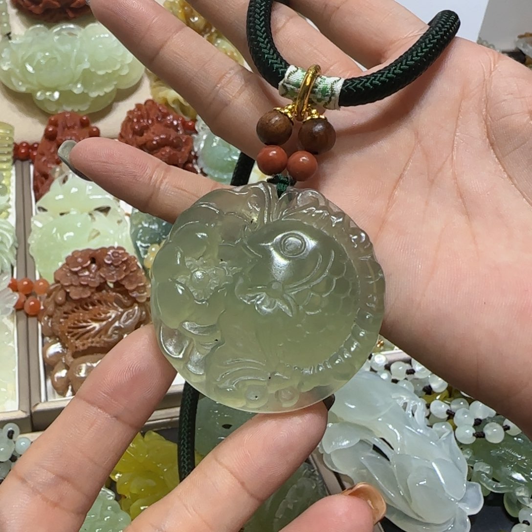 未镶嵌蛇纹石玉吊坠