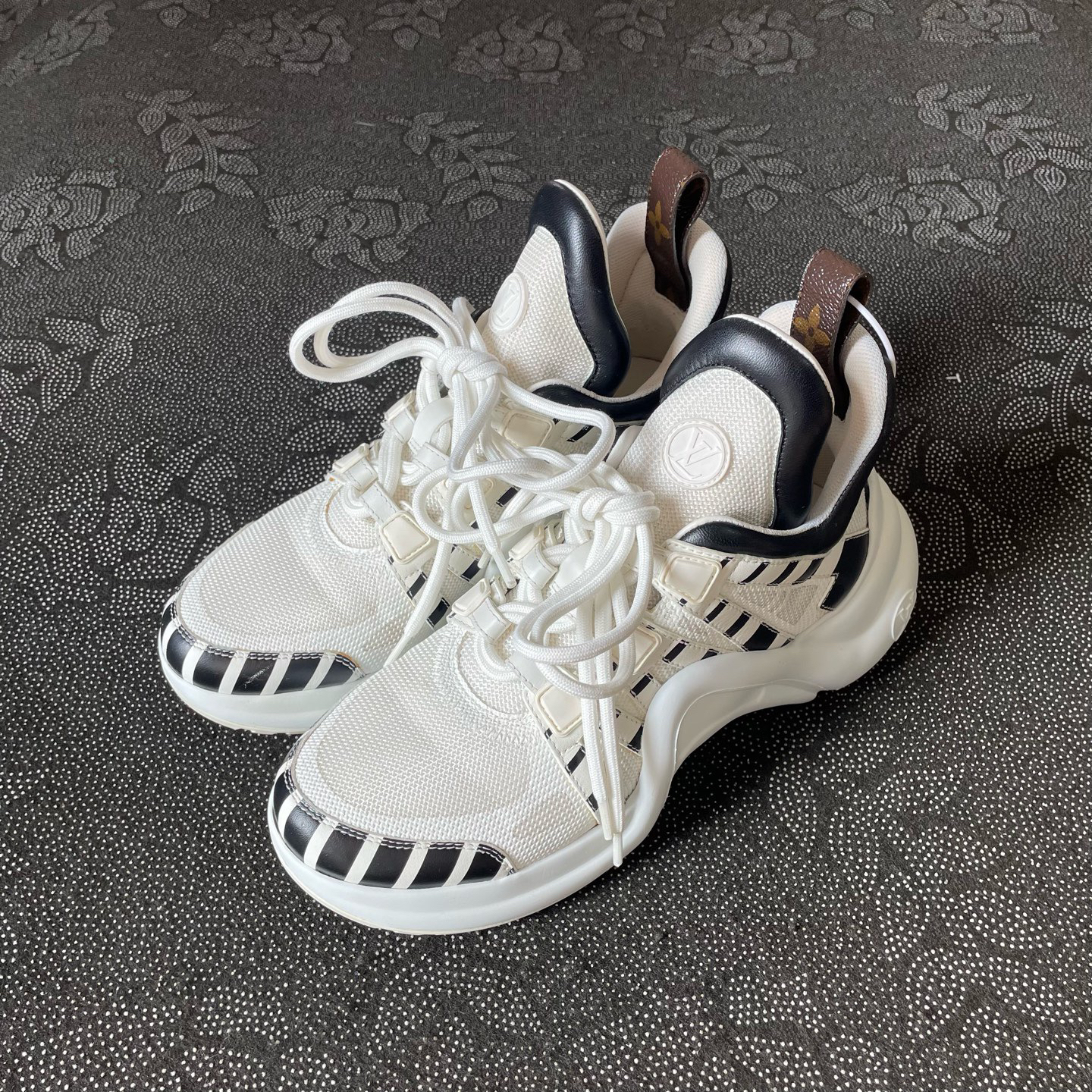 99新 LouisVuitton/路易威登 archlight1.0黑白条纹/36码/无盒