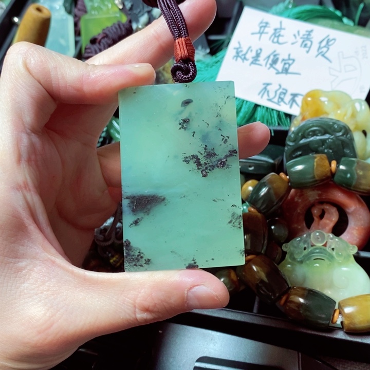 蛇纹石玉颈饰合金